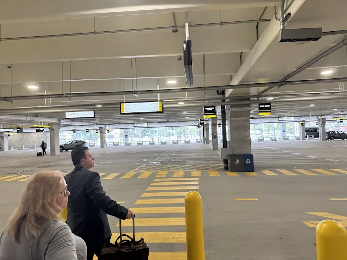 Hertz Car Rental - Newark - Newark Liberty International Airport (EWR) Picture 2