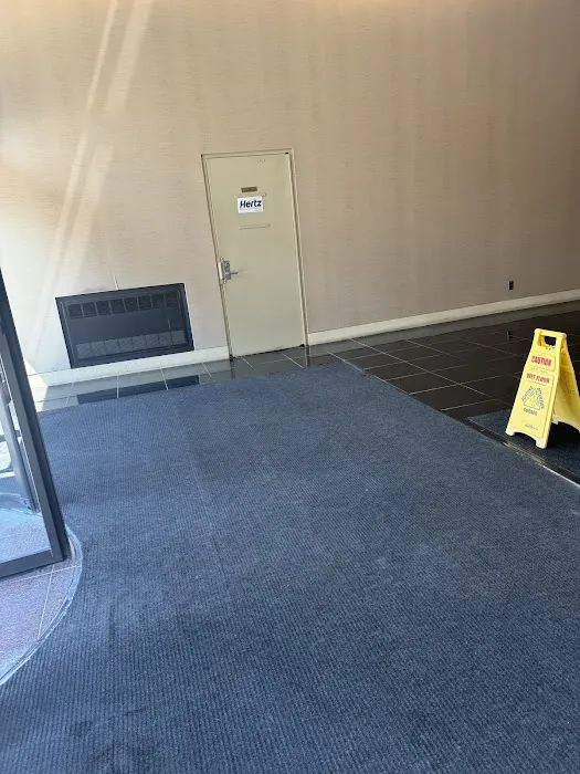 Hertz Car Rental Picture 1
