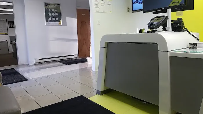 Hertz Car Rental - Upper Saddle River - Route 17 North Picture 3