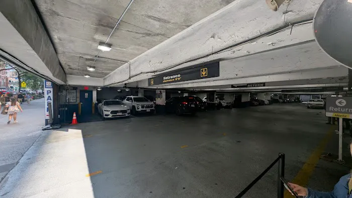 Hertz Car Rental - New York - West 34th Street Picture 2