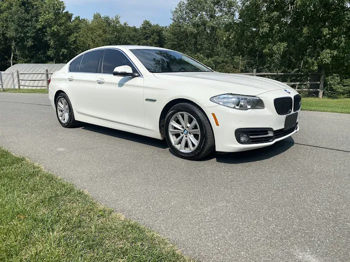 Deluxe Car Rental LLC Picture 2