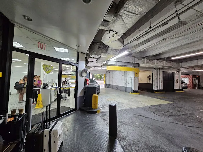 Hertz Car Rental - New York - East 48th Street Picture 3