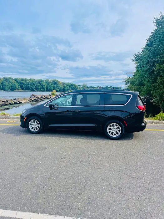 Hartford VIP Car Rental Picture 3