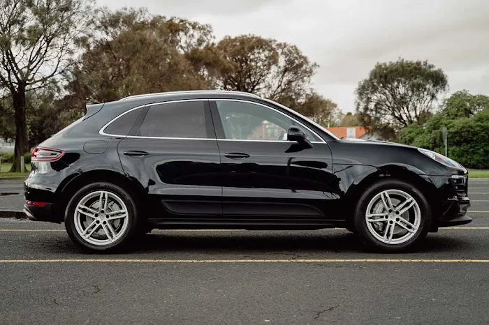 EK Luxury Rental Car Picture 4