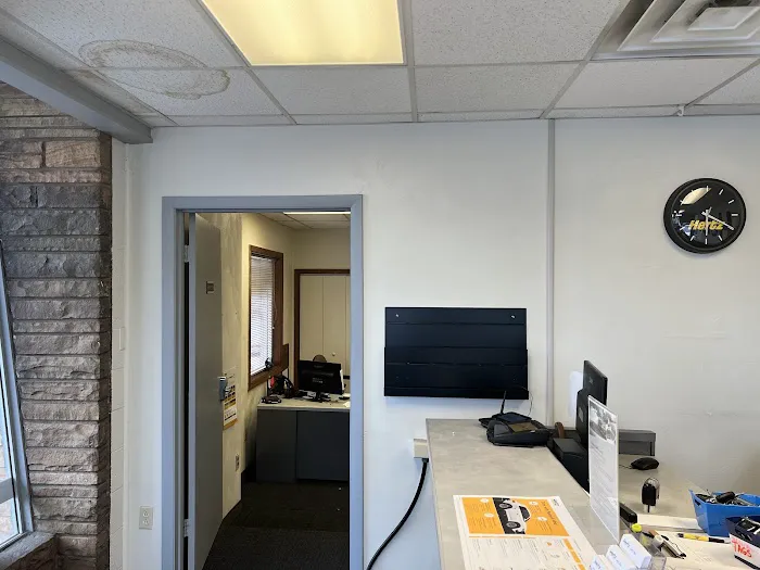 Hertz Car Rental - Salem - East 4th Street Picture 5