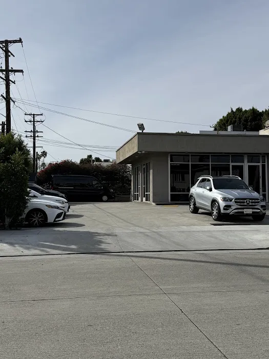 Black and White Car Rental Picture 7
