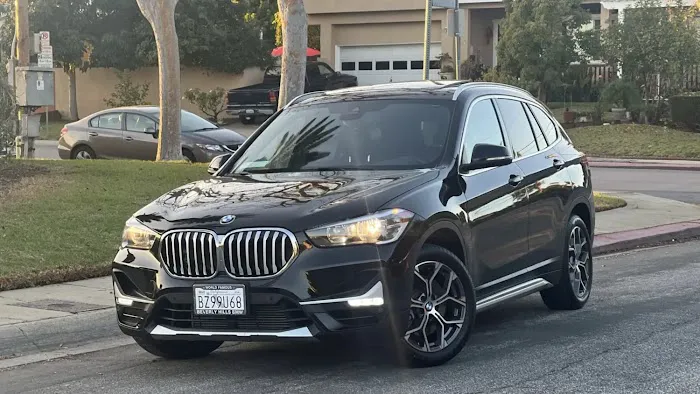 EL8 Luxury Car Rental Picture 4