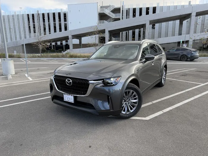 EL8 Luxury Car Rental Picture 2