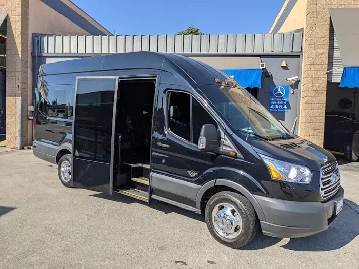 WIHA MotorCars 威漢汽車 (Sprinter Passenger Van Rental) Picture 8