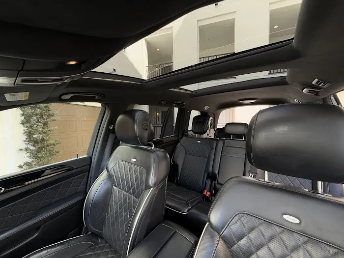 Sisters Cars Rentals Picture 4