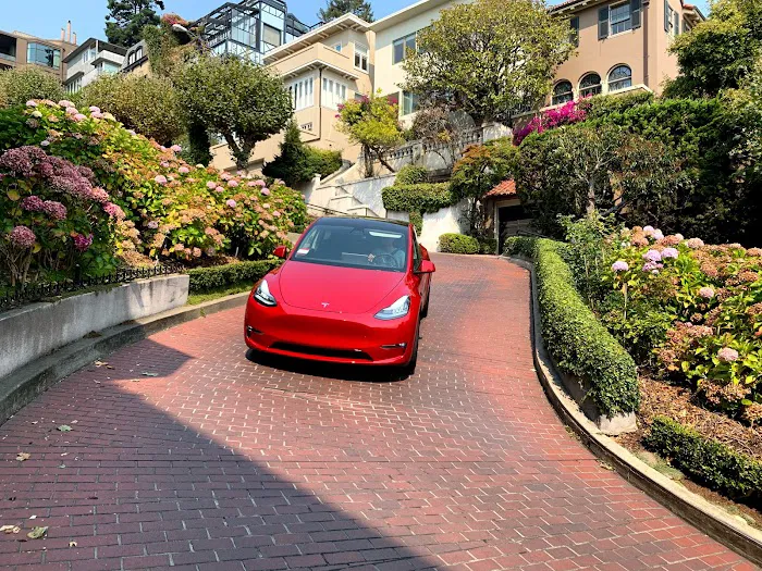 Rent a Tesla Model Y Picture 6
