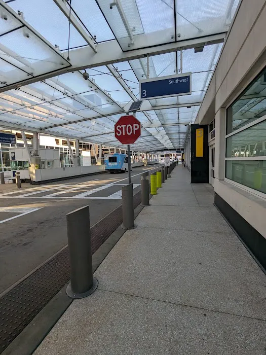 Hertz Car Rental - Milwaukee - Milwaukee Mitchell International Airport (MKE) Picture 7