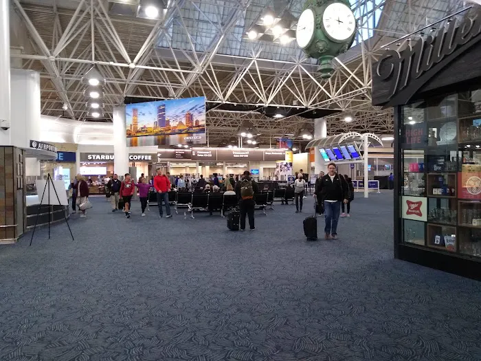 Hertz Car Rental - Milwaukee - Milwaukee Mitchell International Airport (MKE) Picture 3