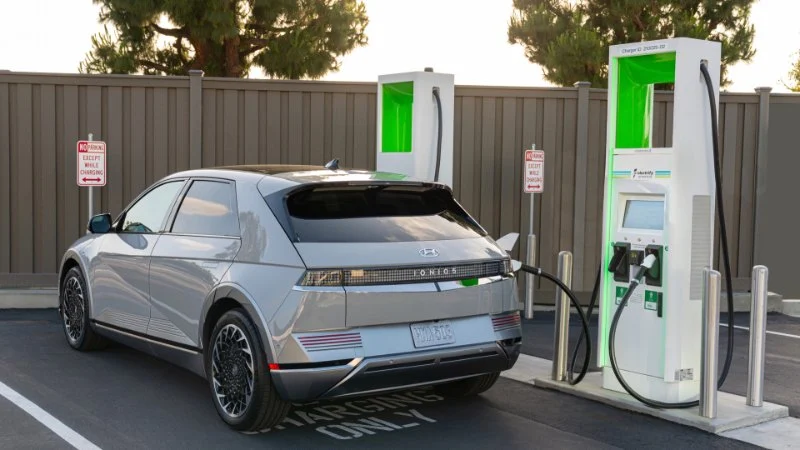 Renting Electric Cars in the U.S.: Charging, Range, and Cost Insights | LifeStar Car Rental