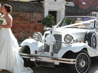 What to Expect When Renting a Car for an Out-of-Town Wedding
